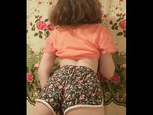 ❤️ ʻO ka pēpē ʻōpio uʻi e wehe ana i kona mau pōkole ma ka pahupaʻikiʻi ️ Porn video ia makou ❌