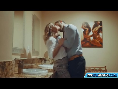 ❤️ Ke hoʻowalewale ʻia ʻoe e kahi blonde busty i kahi lumi hoʻomaha ākea ️ Porn video ia makou ❌